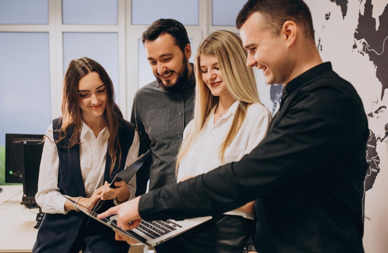 Kreative Arbeitsatmosphäre in unserem Lehrraum mit Teilnehmern bei der Charakterentwicklung