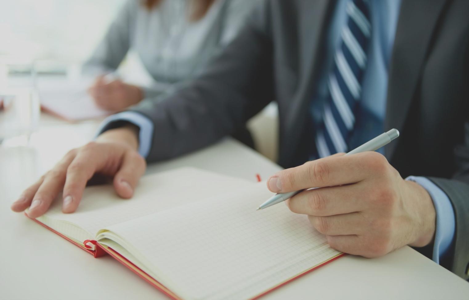 Teilnehmer bei einer Gruppenübung zur Charakterentwicklung