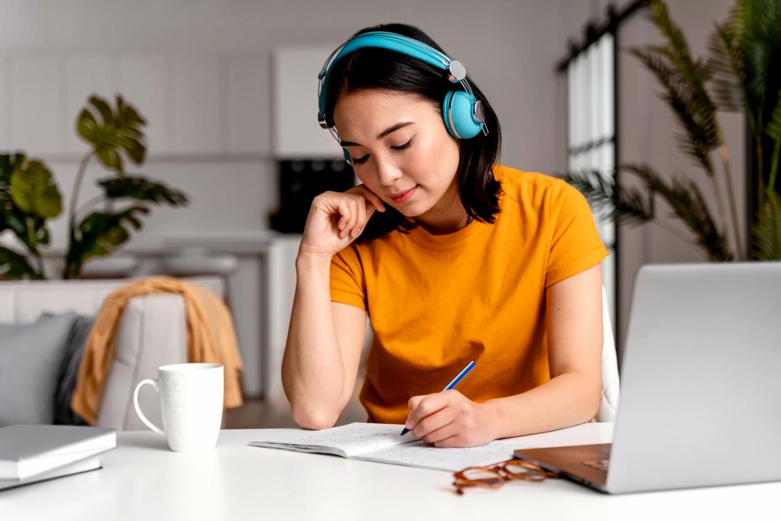 Kreative Arbeitsumgebung mit Materialien für Charakterentwicklung