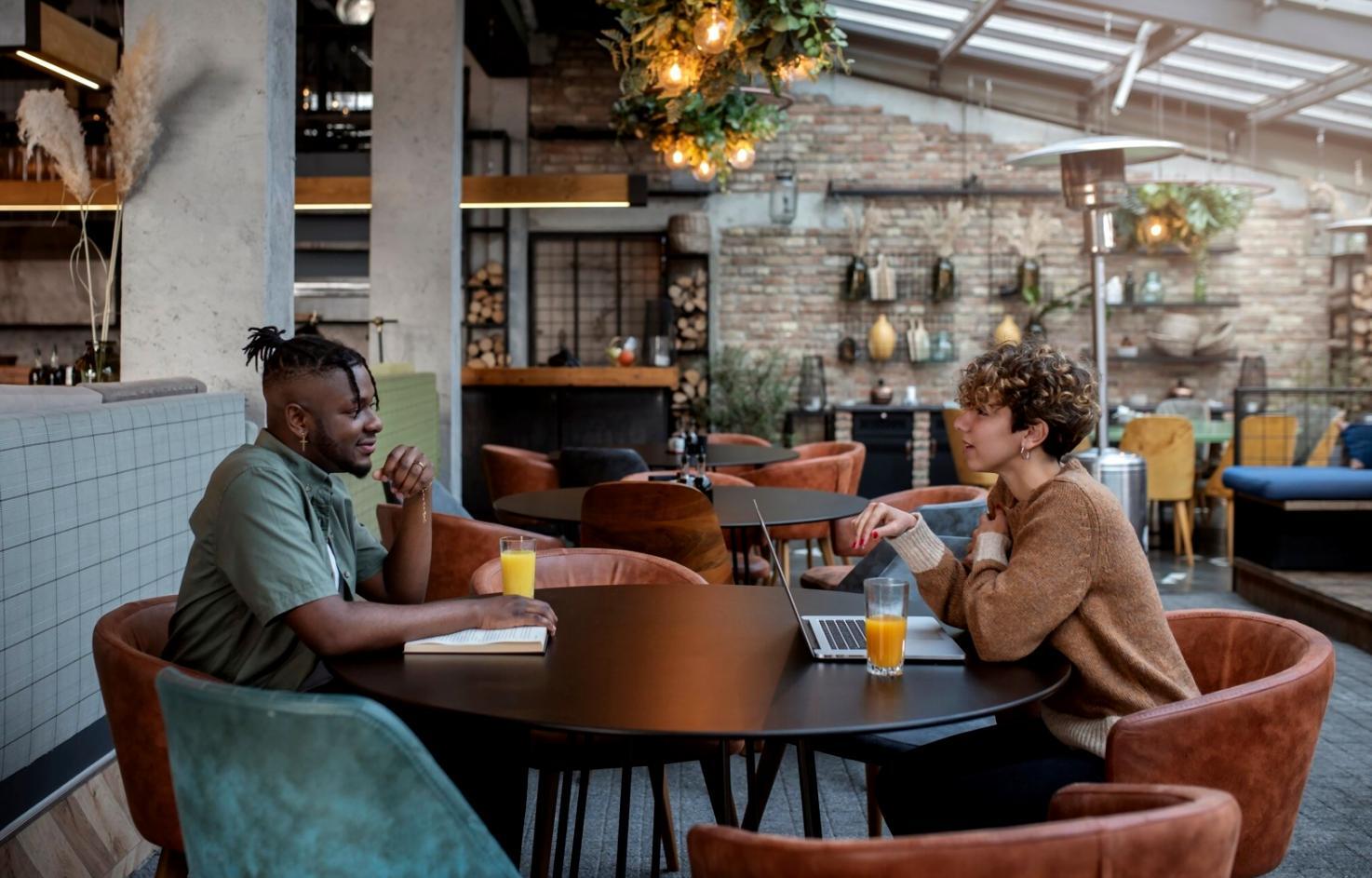 Teilnehmer arbeiten gemeinsam an kreativen Projekten